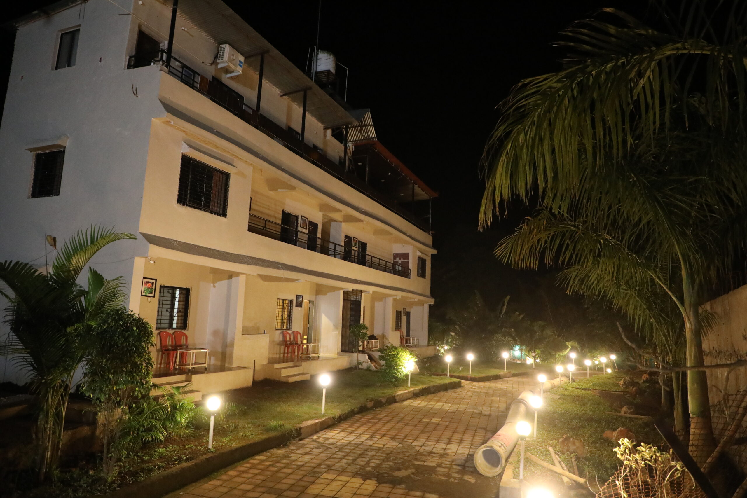 family hotel in bhandardra